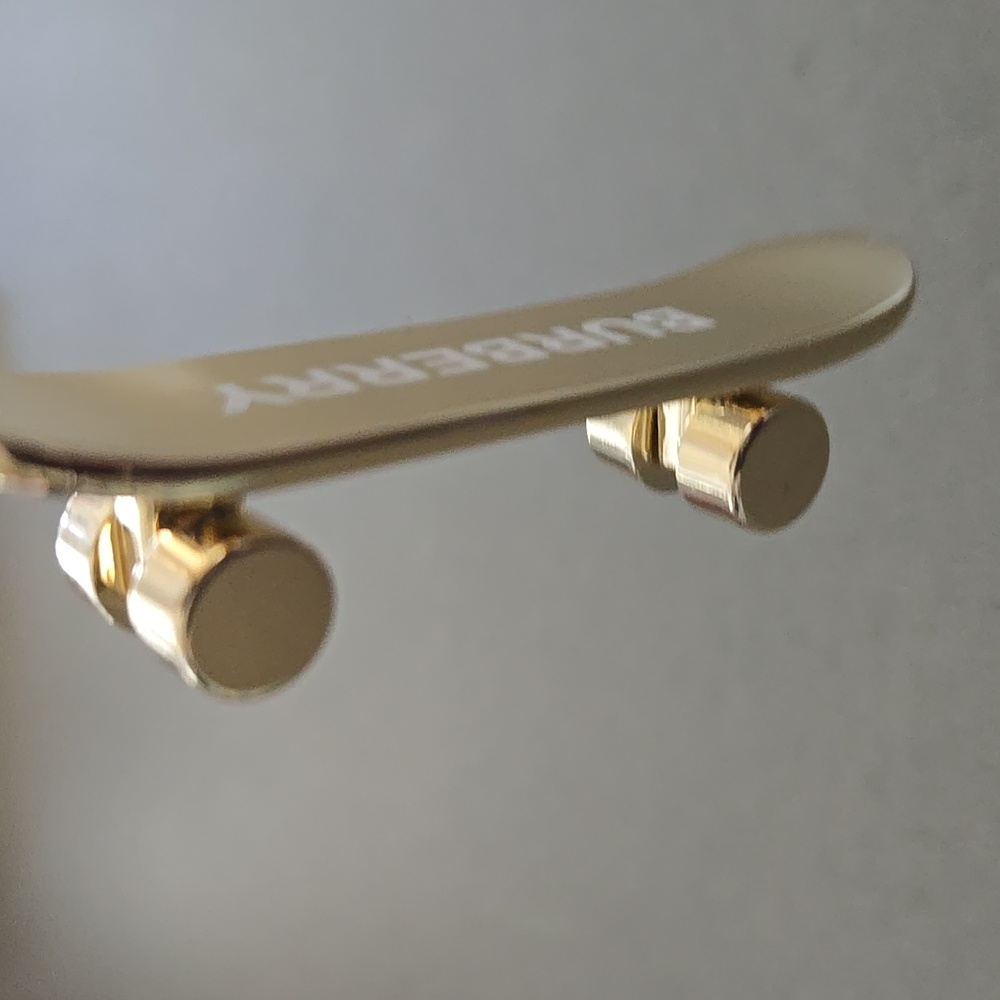 New Burberry Skateboard Keyring Gold W/ BURBERRY Her Logo Keychain Keyring - Picture 11 of 12